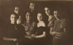 Në Pallatin e Mbretit, 1937: Jorgjija, Tonini, Lola, S. Kozmo, Tefta, e shoqja e S. Kozmos dhe Maria
